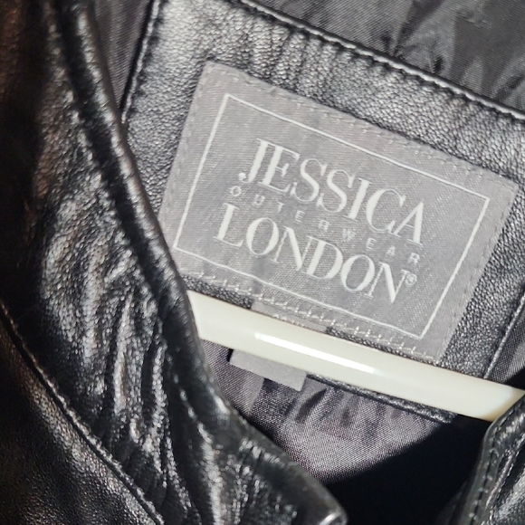 Elegant Black Leather Women's Jacket - Picture 4 of 7